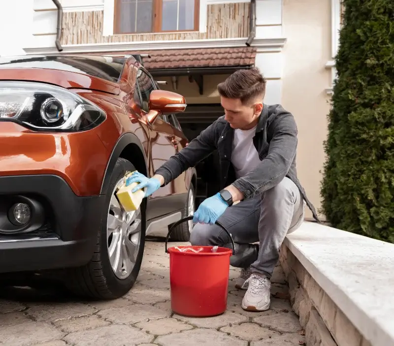 Lavage auto à domicile Souvigné-sur-Sarthe : professionnel intervenant sur un véhicule